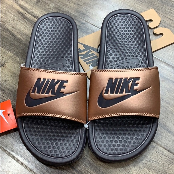 NIKE WMNS BENASSI JDI MTLC RED BRONZE/THUNDER GREY - Picture 12 of 16